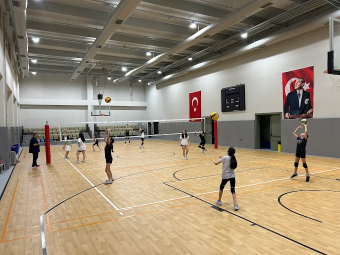 Ankara voleybol kursu - spor salonunda voleybol antrenmanı