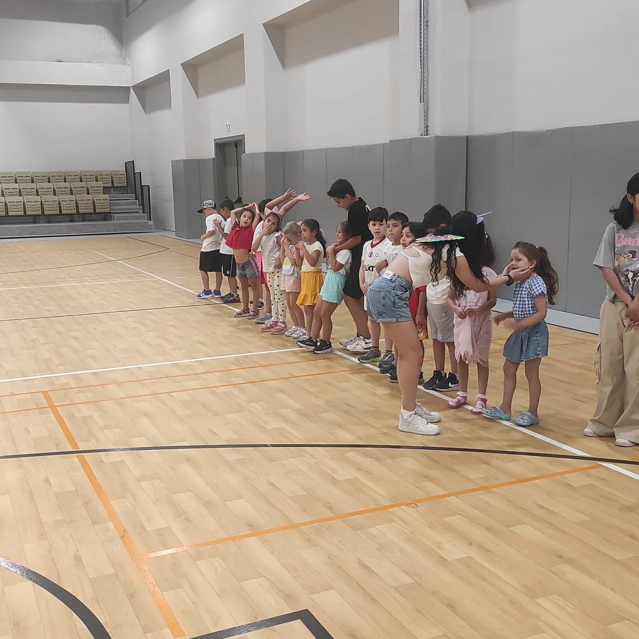 Yaz Spor Okulu 2026 Ankara Yaşamkent - spor salonunda çocuklar